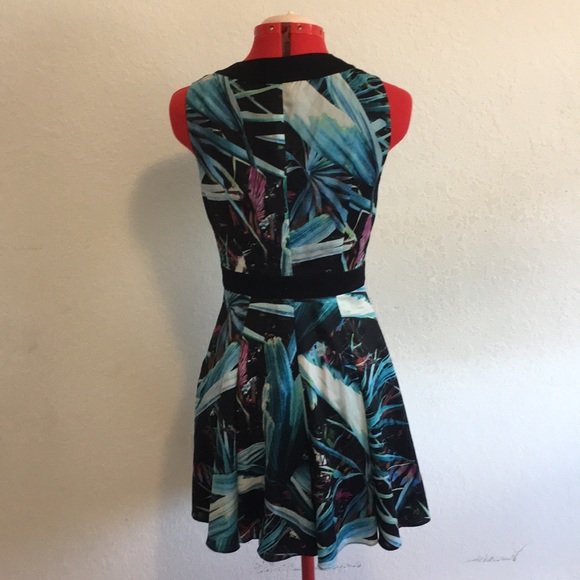 BEBE DRESS SIZE 4 - Picture 4 of 6